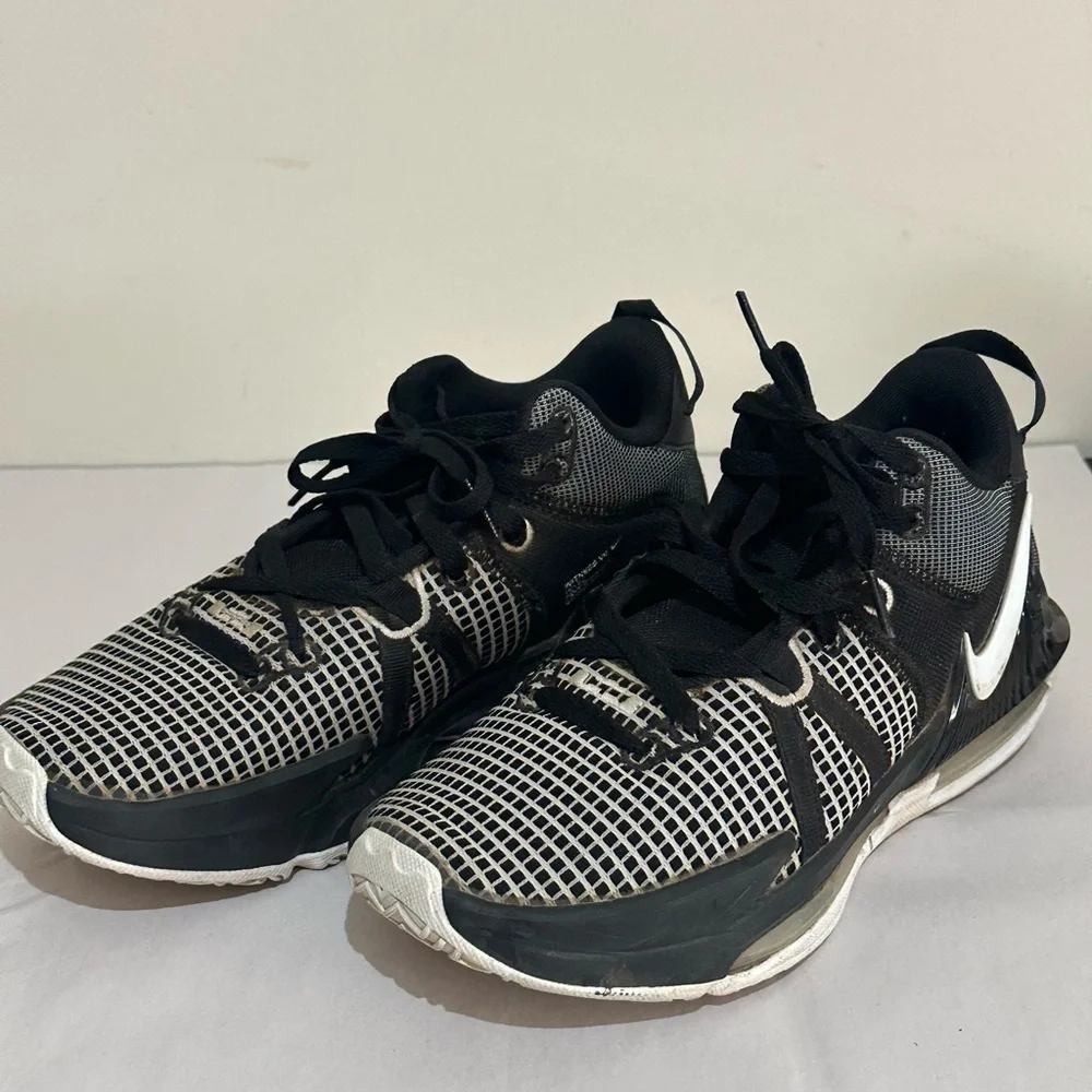 Nike Size 8 LeBron Witness VII Black White Basketball Athletic Shoes